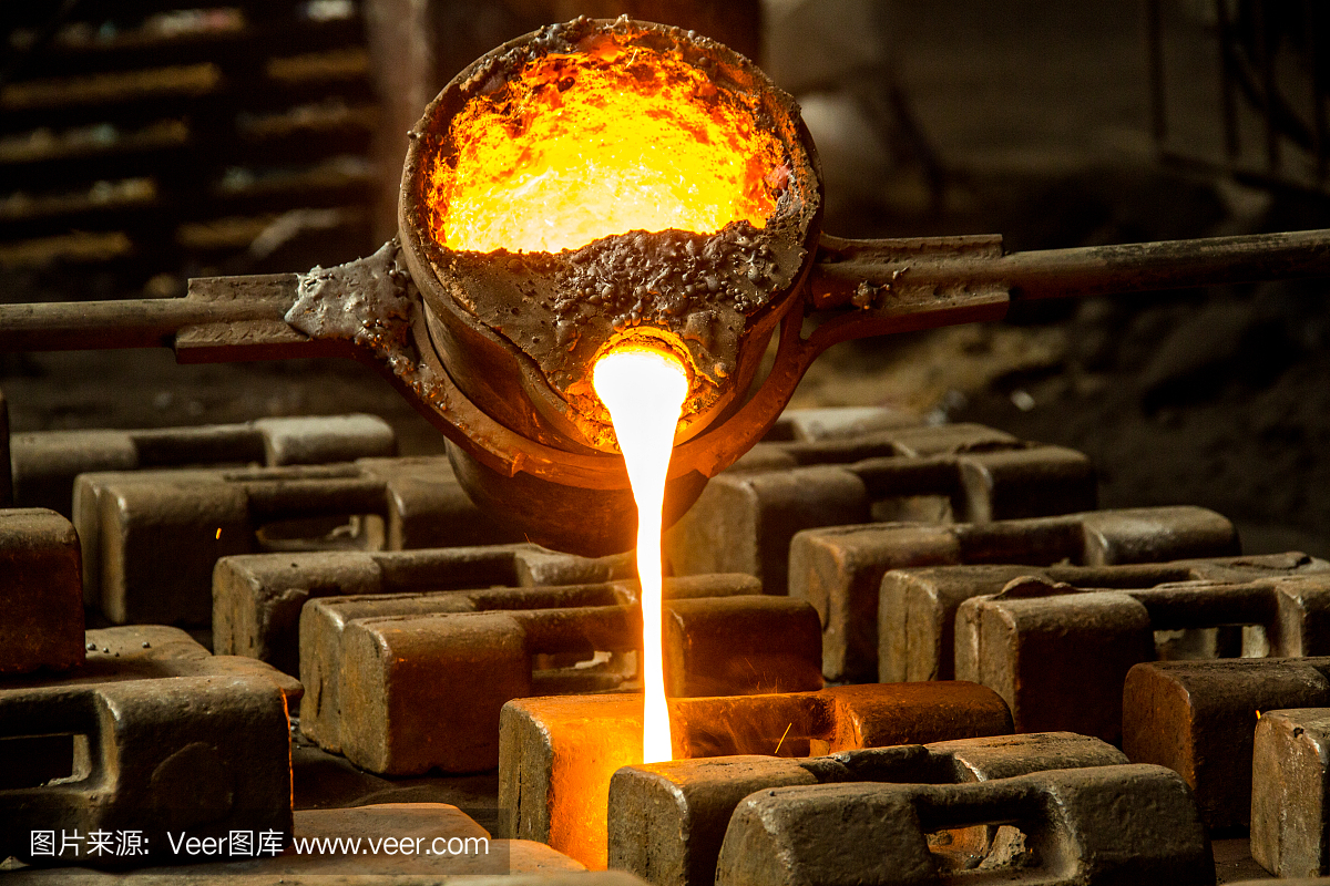 金属配件厂用红色高温火铸造金属的工艺